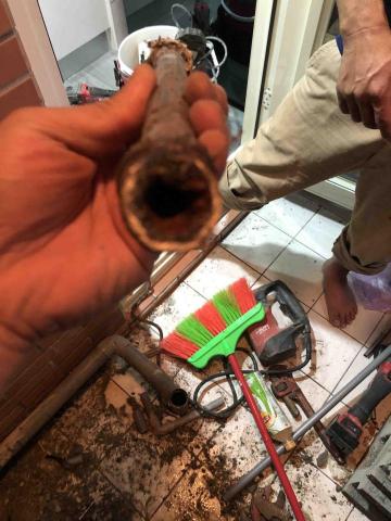 群正水電工程行 - 客戶白鐵管鐵零件漏水修理，整個彎頭都鏽到剩下一個小洞
