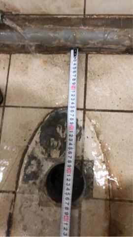 群正水電工程行 - 客戶馬桶常常塞住 漏水到樓下，敲起來管距不對 孔沒對孔