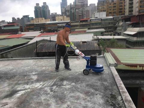 徐國華 - 屋頂地面整平專用機