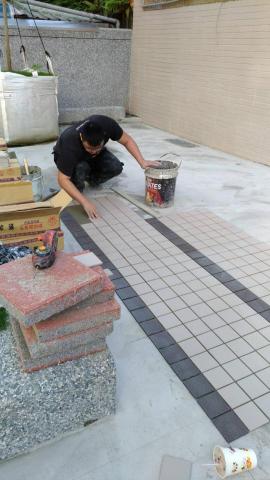 羅鈞丞 - 戶外地磚鋪設