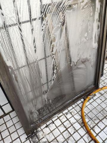 《時和》清潔企業社 - 中古屋裝潢後細清。擦玻璃是最耗時費工的一項任務，20幾年的陽台窗戶客人不曾擦洗。不過沒關係，遇到了我們，還您一塵不染的窗戶。