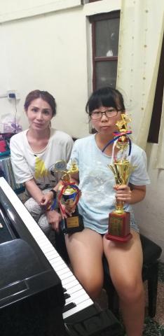 瑋珊老師的鋼琴工作室 - 與桃花源九年級鋼琴比賽第一名的學生合影，在工作室