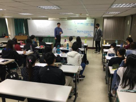 莊家豪 - 在課室上教學，像陪伴受訓者走一個身歷其境的救護現場，好的老師除了要像NPC一樣是時候提供線索，也要像玩殺手般不斷突擊學生弱點，引發學生跟進學習。利用翻轉教室讓學生主導課程，師生共同解決課程達到雙贏局面。