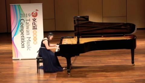 Hsuan Ying Ho 宣瑩 - 2019 高雄市文化盃音樂大賽
音樂班鋼琴組 - 第二名