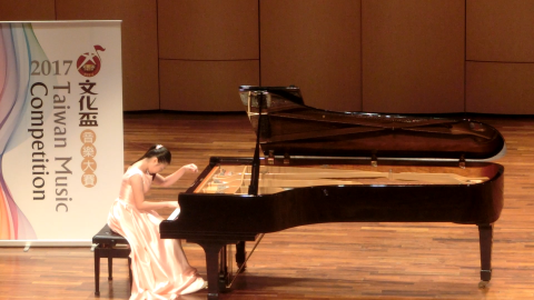 Hsuan Ying Ho 宣瑩 - 2017 高雄市文化盃音樂大賽
音樂班鋼琴組 - 第二名