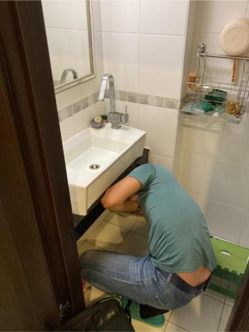 鴻暻衛浴 - 拆卸客人舊的龍頭