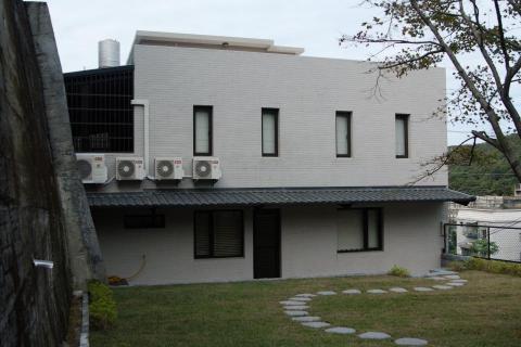 達舍創研所室內裝修有限公司 - 透天別墅翻修工程:此案位於桃園市龜山,原有雙拼公寓1-4樓修改,一樓車庫及工作間,二樓客餐廳廚房娛樂室,三樓主臥次臥室後陽台洗衣空間,頂樓佛堂靜坐室及露台。主建物面積約220坪。
設計主軸以日式建築及簡約風格定調,建築物全部拆掉更新並增加室內電梯,6套衛浴及化糞池系統,供水及污水處理以及智慧保全系統。
色系搭配:灰色調與暖色系都有。
材質搭配:拋光地磚、電梯、日式琉璃瓦、全新線路與網路保全系統、園藝、氣密防盜門窗、木作、石材。
照明設計:直接照明、間接照明、戶外照明、冷光照明、人造壁爐。 達舍創研所室內裝修有限公司 - 透天別墅翻修工程:此案位於桃園市龜山,原有雙拼公寓1-4樓修改,一樓車庫及工作間,二樓客餐廳廚房娛樂室,三樓主臥次臥室後陽台洗衣空間,頂樓佛堂靜坐室及露台。主建物面積約220坪。
設計主軸以日式建築及簡約風格定調,建築物全部拆掉更新並增加室內電梯,6套衛浴及化糞池系統,供水及污水處理以及智慧保全系統。
色系搭配:灰色調與暖色系都有。
材質搭配:拋光地磚、電梯、日式琉璃瓦、全新線路與網路保全系統、園藝、氣密防盜門窗、木作、石材。
照明設計:直接照明、間接照明、戶外照明、冷光照明、人造壁爐。