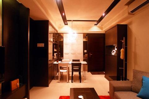 達舍創研所室內裝修有限公司 - 現代風格:房子座落在台北市士林區,室內約有20坪客廳佔5.5坪,屋主喜歡時尚現代感,我們運用繁複的新古典元素,讓整個「家」襯托出小而精緻的質感又不失家的溫暖。
色系搭配:黑白色系。
材質搭配:木作造型、訂製傢俱、KD鋼刷木皮。
照明設計:直接照明、間接照明、櫥櫃照明。 達舍創研所室內裝修有限公司 - 現代風格:房子座落在台北市士林區,室內約有20坪客廳佔5.5坪,屋主喜歡時尚現代感,我們運用繁複的新古典元素,讓整個「家」襯托出小而精緻的質感又不失家的溫暖。
色系搭配:黑白色系。
材質搭配:木作造型、訂製傢俱、KD鋼刷木皮。
照明設計:直接照明、間接照明、櫥櫃照明。