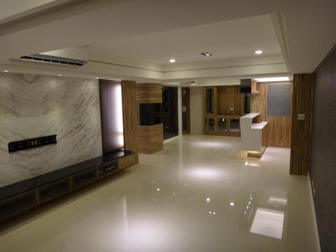 達舍創研所室內裝修有限公司 - 客廳翻修工程:舊大樓室內40坪,進入玄關後就是吧台的設計,餐廳與廚房連貫與動線流暢,客廳以銀狐與南非黑石材與斑馬木搭配,呈現華麗現代的氛圍。
色系搭配:黑白色調與暖色系。
材質搭配:石材、灰鏡、KD實木皮。
照明設計:直接照明、間接照明、冷光照明。 達舍創研所室內裝修有限公司 - 客廳翻修工程:舊大樓室內40坪,進入玄關後就是吧台的設計,餐廳與廚房連貫與動線流暢,客廳以銀狐與南非黑石材與斑馬木搭配,呈現華麗現代的氛圍。
色系搭配:黑白色調與暖色系。
材質搭配:石材、灰鏡、KD實木皮。
照明設計:直接照明、間接照明、冷光照明。