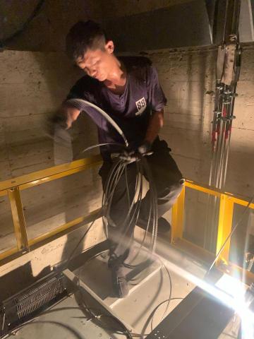 巨力二次方/亞大電梯 - 