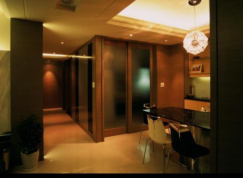 達舍創研所室內裝修有限公司 - 全室翻修工程之餐廳:此案位於台北市的內湖,照片中的餐廳空間從原本與廚房同在一個空間,屋主希望各空間獨立,餐廳也可以成為她的一個工作空間。
色系搭配:大地色系與黑白色系。
材質搭配:拋光地磚、進口傢俱燈具、石材木作。
照明設計:直接照明、間接照明、冷光照明。 達舍創研所室內裝修有限公司 - 全室翻修工程之餐廳:此案位於台北市的內湖,照片中的餐廳空間從原本與廚房同在一個空間,屋主希望各空間獨立,餐廳也可以成為她的一個工作空間。
色系搭配:大地色系與黑白色系。
材質搭配:拋光地磚、進口傢俱燈具、石材木作。
照明設計:直接照明、間接照明、冷光照明。