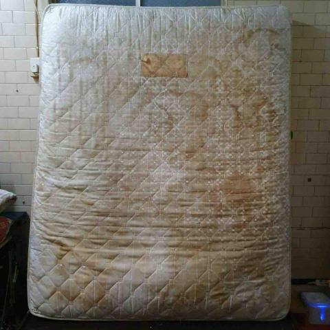 家新潔專業床墊清潔 - 洗前