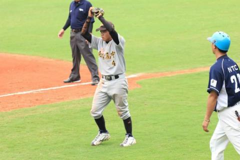 棒球教練。鄭仲涵 - 東石高中對穀保家商。先發一壘。 棒球教練。鄭仲涵 - 東石高中對穀保家商。先發一壘。