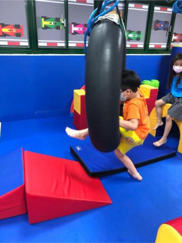 專業兒童職能治療師 - 你的孩子運動起來總是身體卡卡的嗎？
小時候走路常常跌倒、沒辦法單腳站很久、長大跑步跑不快、跳繩跳抓不到時機點、躲避球常常躲不了、羽毛球常常接不到、套圈圈總是套不進、桌球反應不過來
你的孩子是否有潛在的協調問題、動作計畫不佳、感覺統合障礙，
一項球類運動，需要判斷球的來向、速度、距離、力道、調整，這些該如何學習與改善呢？
找找職能治療師，在短時間內激發你的能力吧！