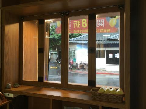 葉光銘 光木業室內裝潢 - 因為空間不大，無法用一般窗戶作法。這次最大的特點為這個摺疊拉門！此施工法能夠將拉門完全摺疊到角落，讓業主有足夠空間能夠接收客戶的衣服!