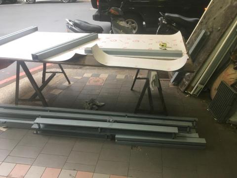 葉光銘 光木業室內裝潢 - 此為鐵工老闆因為來不及將鐵件再送去烤漆，委託將鐵件貼皮