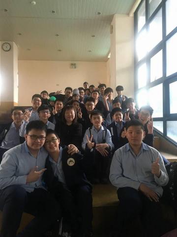 周慎安 - 參加全國音樂比賽國中男聲合唱組，與學生合影