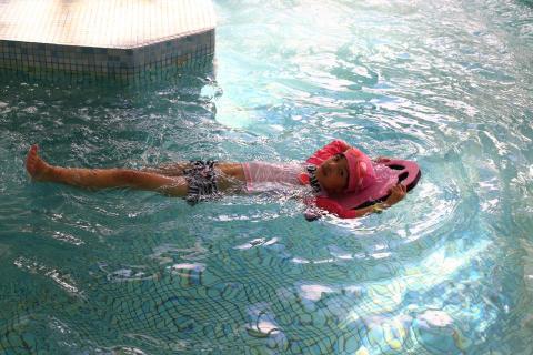 Swim & Travel  - 兒童仰漂踢水教學