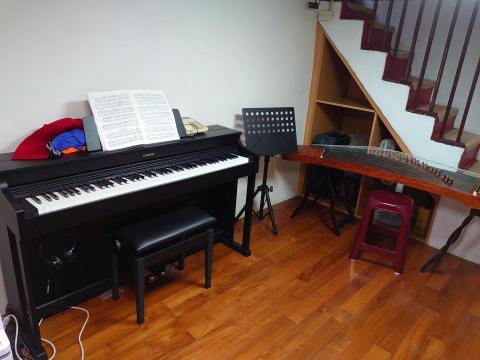 古筝教學，琴房出租。 - 提供鋼琴一台古箏兩台