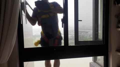 淨樂清潔 - 大掃除 20F 清洗外面玻璃