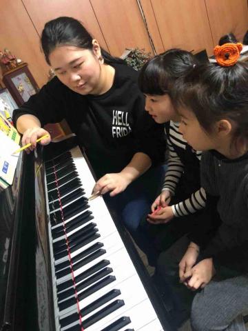 范育馨 - 主要上課學生為姊姊，基礎樂理加上些許的簡單鋼琴曲開始上課，讓妹妹在旁邊也很專心的在聽老師上課