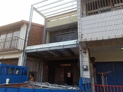 偉新企業 - 房屋前方延伸，二樓水泥