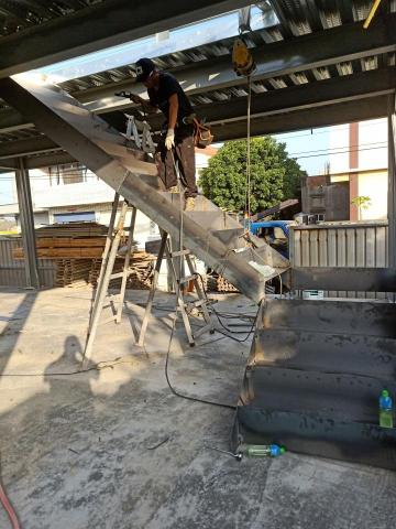 偉新企業 - 樓梯灌水泥