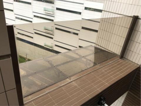 靖旺 - PC板雨遮、5茶+5強玻璃欄杆