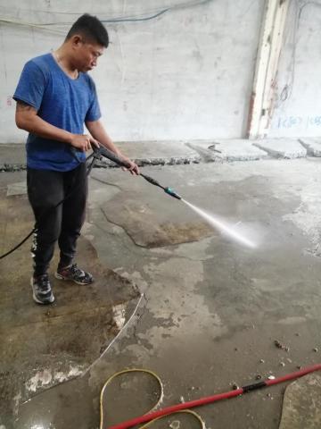 大台中居家修改小工程 - 高壓水柱清洗地面 大台中居家修改小工程 - 高壓水柱清洗地面