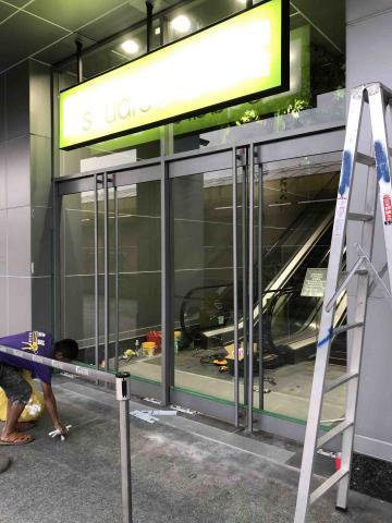 玄將金屬有限公司 - 客製化地鉸鍊門片