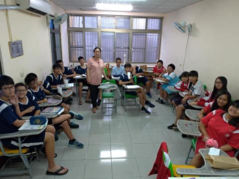 曾怡軒 - 跟學生們合照