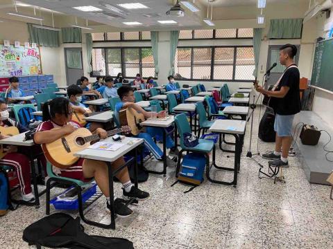 吳皓哲 - 109東大附中吉他社上課情況