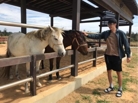 全能小卜卜 - 第一次摸馬馬也超興奮！！