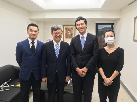 倪瑞興 - 擔任NHK教育頻道ETV特輯節目翻譯協力製作，採訪陳建仁前副總統的合照。