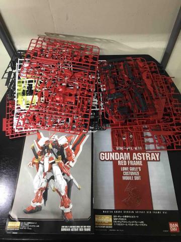 越彩珠寶、模型工作室 - 模型代工:紅異端改(大劍版)。組裝前 越彩珠寶、模型工作室 - 模型代工:紅異端改(大劍版)。組裝前