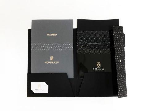 創造廣告整合行銷 - 從無到有的形象建立 
往往會是型塑企業品牌最具挑戰性的一關
透過無數次的訪談 抓取業主最具吸引力的細節

關於建築種種的堅持 是海聚建築最令人感動的一面
 一群人、一輩子、一件事，只為磨出建築裡頭的人味
就如同一塊方硬的磚，經過切割、打磨，成了建築的一角
每天重複一件事情，更加精益求精但永無止境，用鋼筋、水泥編織生活的味
海聚建築尺筆間的刻度，不只測量尺度，更在乎居住者微笑的角度

成就了獨特的品