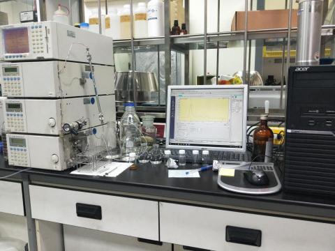 黃建誠 - 高效能液相層析儀