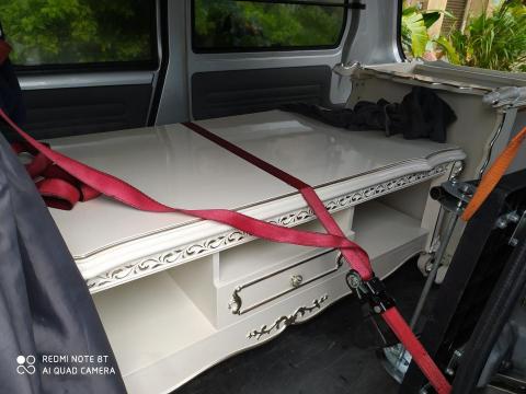 一台車凸歸呆丸 - 360用戶委託承載西式實木茶几及邊桌，安全固定避免碰撞，三樓無電梯上樓