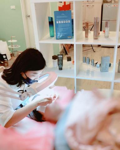 陳璵帆－依絲美妍 - 客製化服務/基礎護膚流程/深層角質護理/臉部撥筋按摩/客製化植萃面膜護理/客製化精華導入/粉刺痘痘調理