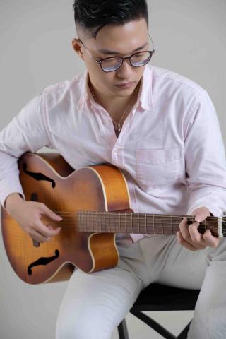 緋爾 Phil - 吉他彈唱形象照