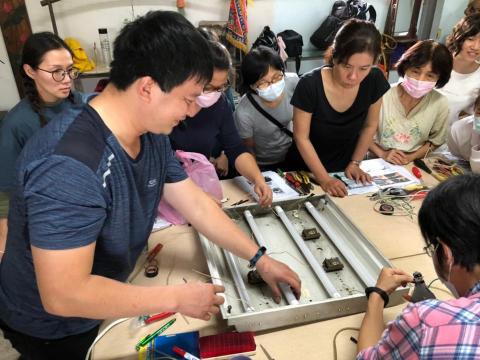 AJ居家修繕 - 傳統燈座修改LED燈具使用。 AJ居家修繕 - 傳統燈座修改LED燈具使用。