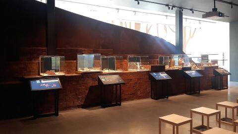 OHMY設計 X 康卓利工作室 - 友達光電 - 西大墩博物館主牆，以多種水泥粉體為基底，複合媒材裝飾染色而成。