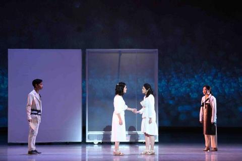 游沛涵 - 10/11於桃園展演中心 演出《白港支線》 飾 向沫 右2