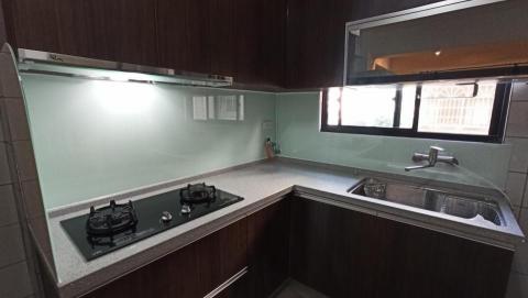 信隆玻璃烤漆 - 大里區廚房流理台牆面裝設烤玻