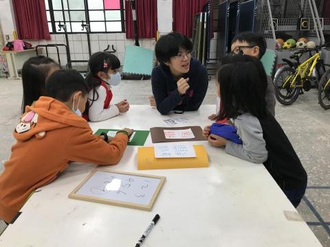 郭晴 - 與兒童營的小孩講解課程內容
