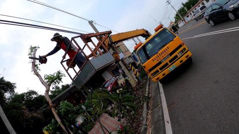 拾捌 屏東拖吊車/屏東道路救援/高雄拖吊車/高雄道路救援 - 吊籠作業
