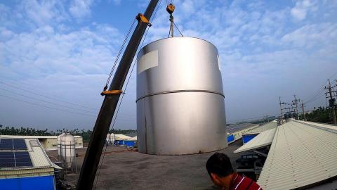 拾捌 屏東拖吊車/屏東道路救援/高雄拖吊車/高雄道路救援 - 水塔吊掛作業