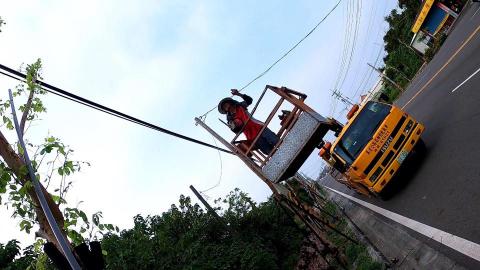 拾捌 屏東拖吊車/屏東道路救援/高雄拖吊車/高雄道路救援 - 吊籠作業