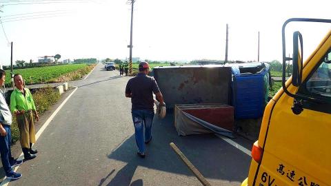 拾捌 屏東拖吊車/屏東道路救援/高雄拖吊車/高雄道路救援 - 車禍翻車吊掛作業