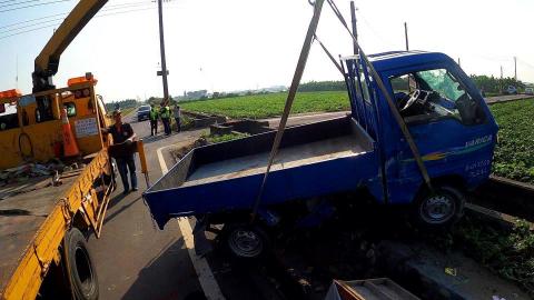 拾捌 屏東拖吊車/屏東道路救援/高雄拖吊車/高雄道路救援 - 車禍吊掛作業